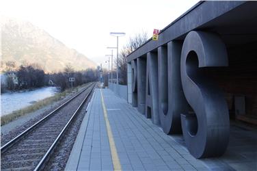 Die Bahnsteigen an insgesamt neun Bahnhöfen (im Bild jener von Plaus) und Haltestellen werden verlängert (FOTO: STA/Margit Perthoner)