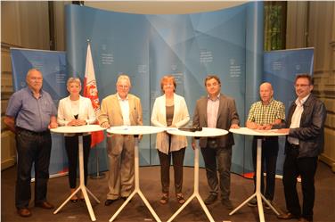 Landesrätin Stocker und Abteilungsdirektor Critelli mit den Gewerkschaftsvertretern bei der Pressekonferenz. Foto: LPA/Annamaria Savio