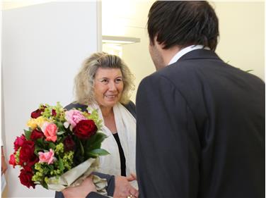 LR Achammer hat Helga von Aufschnaiter als Vorsitzende des Künstlerbunds verabschiedet - Foto: LPA/Peter Natter