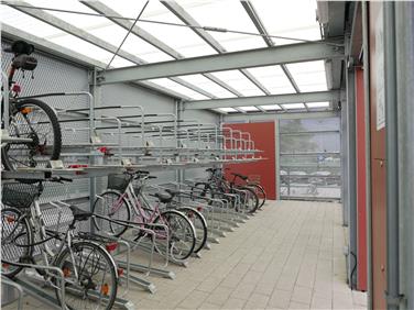 in den neuen Boxen sind Fahrräder während der Bus- und Zugfahrt sicher verwahrt (FOTO:LPA/Margit Perathoner)