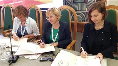 Die drei Landesrätinnen (v.li.) Stocker, Ferrari und Fischer beim Unterzeichnen der Resolution für die Chancengleichheit