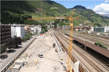 Auf 6000 Quadratmetern Fläche auf dem Areal des Bozner Bahnhofs findet der provisorische Busbahnhof Bozen Platz (FOTO: LPA/Roman Clara)