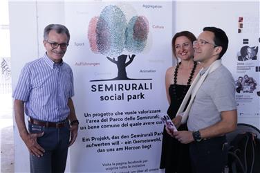 Achte Ausgabe der Stagione Estiva Don Bosco  vorgestellt (v.li.): Paolo Spolaore (Semirurali Social Park), Barbara Brugnara (Cooperativa 19), Landesrat Tommasini. Foto: LPA