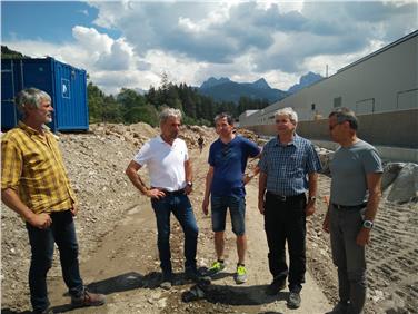 Baustellenbesichtigung in Welsberg (v.li.): Martin Moser, Landesrat Schuler, Bürgermeister Albin Schwingshackl, Agenturdirektor Pollinger, Amtsdirektor Sandro Gius. Foto: LPA/Judith Weissensteiner