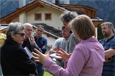 Bauherren, Mitglieder des Landesbeirats, Vertreter der Gemeinde und des Nationalparks Stilfserjoch beim Beratungsgespräch zur Erweiterung des Berggasthauses Stallwies im Martelltal.Foto: LPA/Martina Pecher