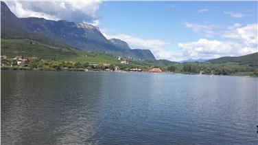 Acht Badeseen zählt Südtirol, die Wasserqualität ist überall ausgezeichnet (im Bild der Kalterer See). Foto: LPA
