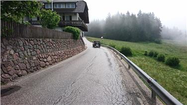 Die Engstelle am "Haus Ploner" in Oberinn wird entschärft: Anfang Juli beginnen die Arbeiten (Foto: LPA/Abteilung Tiefbau)