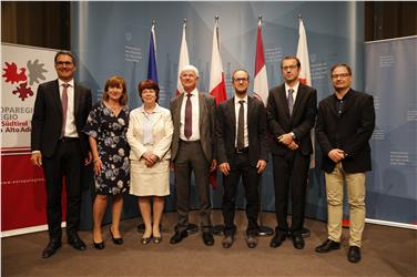 Vorstellung des Projektes Historegio durch v.l. LH Kompatscher, LRin Palfrader, Brigitte Mazohl, Andrea Leonardi, Francesco Frizzera, Alexander Piff und Oswald Überegger (ganz rechts) - Foto: LPA/Armin Gluderer