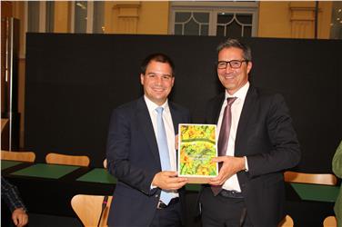 Vize-LH Schickhofer (Steiermark) lud LH  Kompatscher zu einem Besuch in der Steiermark ein und überreichte ihm ein Buch (FOTO: Alfred Friedrich Mayer)