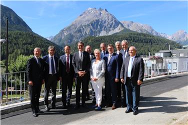 Die scheidende Arge-Alp-Vorsitzende Barbara Janom Steiner mit ihrem Nachfolger Arno Kompatscher inmitten der Regierungsvertreter der Alpenländer  - Foto: Tamara Kobler