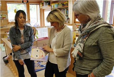 Von den Betreuerinnen wurde speziell für die Kinder in Abtei ein dreisprachiges Lieder-, Tanz- und Spielbuch entwickelt. Landesrätin Deeg war begeistert von dieser Eigeninitiative - Foto: LPA/Karin Leiter