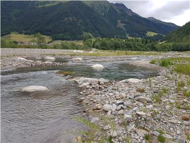 In diesen Tagen werden vom Amt für Wildbach- und Lawinenverbauung Nord umfangreiche Arbeiten zur Revitalisierung im Bereich der Gisser Au in Weißenbach in der Gemeinde Sarntal durchgeführt. LPA/Amt Wildbach- und Lawinenverbauung Nord