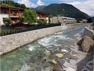 Das Flussbett des Eisacks wurde tiefer gelegt, die Ufermauern wurden neu errichtet. Foto: LPA/Amt für Wildbach- und Lawinenverbauung Nord