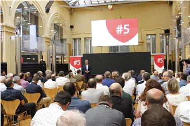 Vor Abteilungs- und Amtsdirektoren, Mitarbeitenden und Interessensvertretern der verschiedenen Bereiche blickte Landesrat Schuler im Innenhof des Palais Widmann auf die vergangenen fünf Jahre zurück. Foto: LPA/Maja Clara