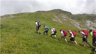 Gipfelsturm: Südtiroler Jugendliche beteiligen sich heute an der internationalen Aktion "Jugend auf dem Gipfel". Foto: LPA/Amt für Naturparke