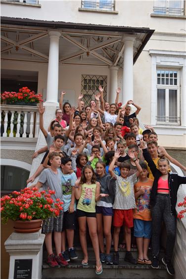 Geschichte, Kultur, Natur, Sprache: In der kommenden Woche treffen sich wieder 60 Kinder und Jugendliche aus der Europaregion Tirol-Südtirol-Trentino beim Euregio Sumer Camp. Das Bild entstand im vergangenen Jahr. Foto: LPA