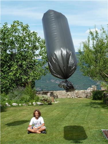 Aus einem gewöhnlichen Plastikbeutel einen Zeppelin bauen – das und vieles mehr probierten die Mittelschülerinnen und -schüler im Workshop "Hot and Cool" aus - Foto: LPA/Bildungsdirektion