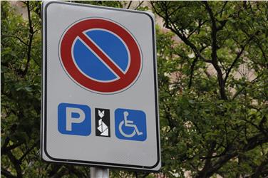 Reserviert: Unter diesem Schild befindet sich einer von 442 Parkplätzen in Bozen, die für die Fahrzeuge von Personen mit erheblich eingeschränkter Gehfähigkeit vorgesehen sind. Foto: LPA/Maja Clara