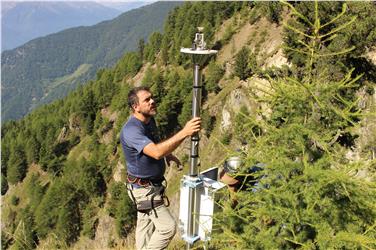 Der Forscher Andreoli installiert im Gadriatal im Vinschgau eine Kamera, die von einem Niederschlagmessgerät gesteuert wird. Foto: LPA/privat
