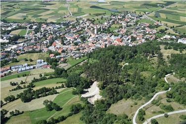 Um die vom Schindertalbach ausgehende Gefahr für Mals (im Bild) zu dämmen, hat das Amt für Wildbach- und Lawinenverbauung West ein Schutzbauwerk errichtet. Foto: LPA/Amt für Wildbach- und Lawinenverbauung West