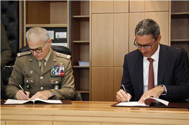 Einvernehmesprotokoll unterzeichnet: LH Kompatscher und General Berto - Foto: LPA/mac