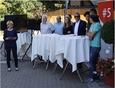 Landesrätin Waltraud Deeg hat heute gemeinsam mit wichtigen Netzwerkpartner aus ihrem Zuständigkeit Bilanz gezogen, aber auch Verbesserungsvorschläge eingesammelt - Foto: LPA/Hannes Wisthaler