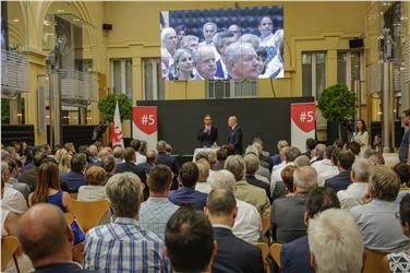 Rund 200 Personen verfolgten heute die Ausführungen von Landeshauptmann Kompatscher im Landhaus 1 in Bozen - Foto: LPA/Oskar Verant