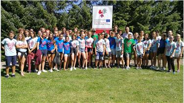 Seit Sonntag entdecken rund 50 Kinder und Jugendliche von 11 bis 14 Jahren aus dem Trentino, aus Nord-, Ost- und Südtirol beim Euregio Summer Camp in Toblach die Vielfalt der Europaregion unter dem Motto "Natur trifft Kultur". Foto: LPA