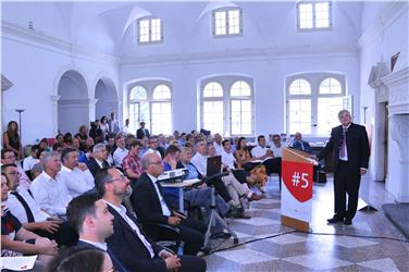 Vor rund 100 Vertretern des Landes, der Gemeiden und der Medien hat LR Mussner im Ansitz Rottenbuch in Bozen einen Rückblick über die gesamte Legislatur gegeben (Foto: LPA/Roman Clara)