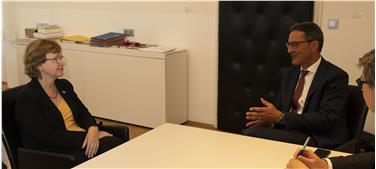 Die US-amerikanische Generalkonsulin Lee Martinez im Gespräch mit LH Kompatscher - Foto: LPA/sf