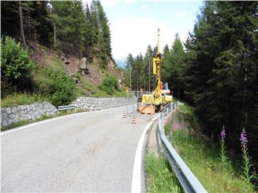 Die Landesregierung hat die technischen Eigenschaften für Felssicherungsarbeiten auf der Straße auf das Penser Joch bei Rauchegg kürzlich genehmigt (Foto: Abteilung Tiefbau)