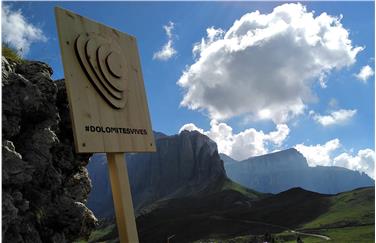 Bei #dolomitesvives ab 23. Juli bis 31. August soll das Sellajoch nachhaltig er-fahren werden. Der Zugang für den motorisierten Verkehr wird beschränkt (FOTO: LPA/Angelika Schrott)