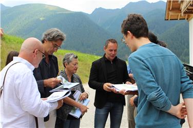 Landesbeirat für Baukultur und Landschaft auf Lokalaugenschein in Gsies; v.l.: Ruinelli, Pascolo, Gasparin, BM Taschler und Hintner (FOTO:LPA)