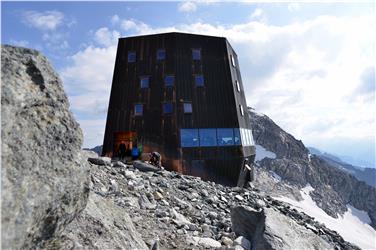 Wie eine Zinne ragt die neue Landesschutzhütte am Schwarzenstein im Ahrntal aus dem Gestein - Foto:LPA/Peter Daldos