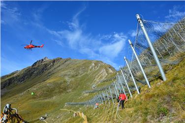 Lawinenschutz für Martell: Für Transport und Montage wird auch ein Hubschrauber eingesetzt. Foto: LPA/Amt für Wildbach- und Lawinenverbauung West