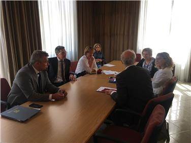 Das Treffen zwischen Regionalregierung mit v.l. Generalsekretär Steiner und Präsident Kompatscher sowie LR Stocker und den Vertretern der Organisation für wirtschaftliche Zusammenarbeit und Entwicklung - Foto: LPA