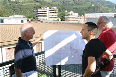 Carlo Noselli, LR Tommasini und Schuldirektor Arcieri besprechen die anstehenden Arbeiten am L-Gebäude (FOTO: LPA/Roman Clara)