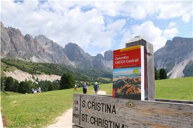 Neuer Wanderweg durch die versteinerte Meereslandschaft des Weltnaturerbes Dolomiten vorgestellt (FOTO: LPA/Roman Clara)