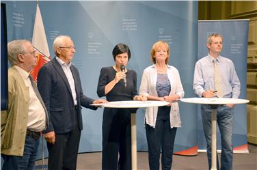 Stellten den Jahresbericht vor: Die Richter a.D. Edoardo Mori und Hans Zelger, Rechtsanwältin Silvia Winkler, Landesrätin Martha Stocker und der Sekretär der Schlichtungsstelle Christian Leuprecht - Foto: LPA/Ulrike Griesser