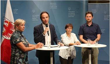 Auf, mit und für Jugend bauen: Pressekonferenz mit (v.li.)  Latscher Jugendreferentin Platzer, Landesrat Achammer, Meraner Jugenddienst-Präsidentin Prader, Vorsitzender Jugendzentrum Naturns Christanell. Foto: LPA/Ingo Dejaco