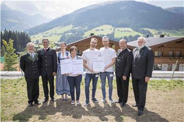 Junginnovatoren-Preis: Handelskammer-Präsident Michl Ebner, LH Arno Kompatscher, Barbara Thaler (Vizepräsidentin Wirtschaftskammer Tirol), Nadia Zorzi, Matthias und Moritz Moroder, LHStv. Josef Geisler und Franz Fischler - Foto: Land Tirol/Sedl