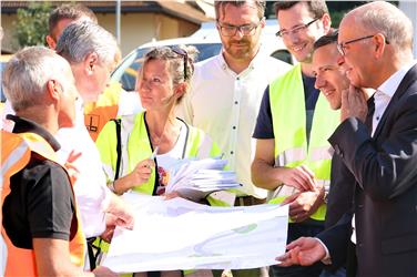 LR Mussner (2.v.l.) und LR Tommasini (2.v.r.) besprechen mit den Technikern das Projekt (FOTO:LPA/Roman Clara)