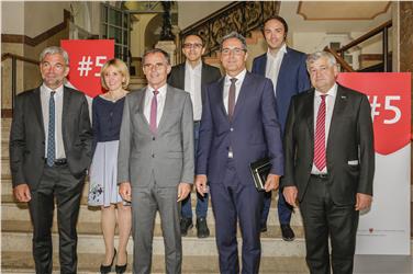 Die XV. Südtiroler Landesregierung im Bild: Arnold Schuler, Waltraud Deeg, Richard Theiner, Arno Kompatscher, Florian Mussner (erste Reihe v.l.) Christian Tommasini und Philipp Achammer (hintere Reihe).Es fehlt Martha Stocker (Foto: LPA/Oskar Verant)