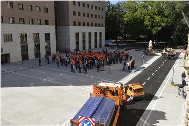 Neben den Festgästen sind mehr als 300 Straßenwärter zur heutigen Feier zum Tag der Autonomie und 20 Jahre Zuständigkeit für die Straßen gekommen. Foto: LPA/bf