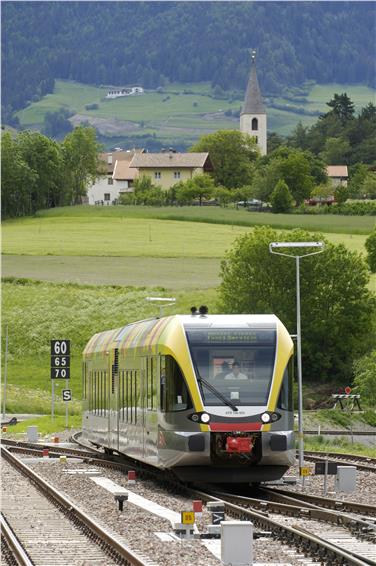 Die Linie der Vinschger Bahn zwischen Mals und Meran bleibt an diesem Samstag und Sonntag wegen dringender Wartungsarbeiten gesperrt; es wird ein Busersatzdienst eingerichtet. Foto: LPA