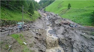 Am 4. August 2017 gingen im Grafbach in der Nähe des Parkplatzes Vorderkaser im Pfossental Muren ab; dabei wurde - wie auf dem Archivbild ersichtlich - auch die Brücke abgerissen. Foto: LPA/Amt für Wildbach- und Lawinenverbauung West