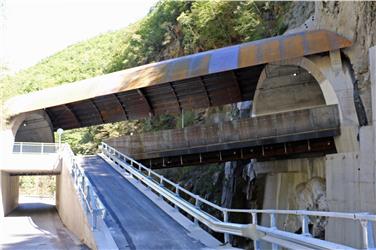 Die neue überdachte 25 Meter lange Brücke über den Eggenbach (FOTO: LPA/Stefano Maraner)