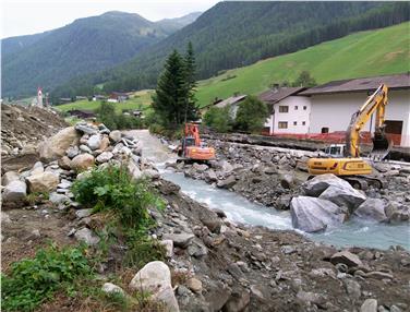 Das Amt für Wildbach- und Lawinenverbauung Ost der Agentur für Bevölkerungsschutz arbeitet in und an der Ahr in Prettau. Foto: LPA/Amt für Wildbach- und Lawinenverbauung Ost