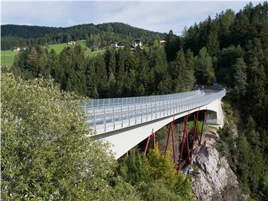 Die Delegation aus Salzburg hat sich die Brücke in Hafling (im Bild) angeschaut, die mit mit einer filigranen, externen Unterspannung aus Stahl angehoben wurde (FOTO: LPA)