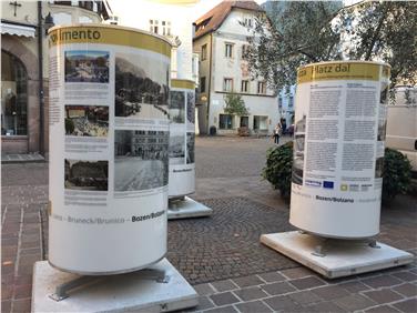 Die Ausstellung am Bozner Kornplatz - Foto: LPA/Gertrud Gasser